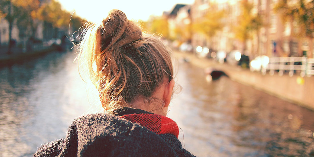 capelli messy bun chignon spettinato